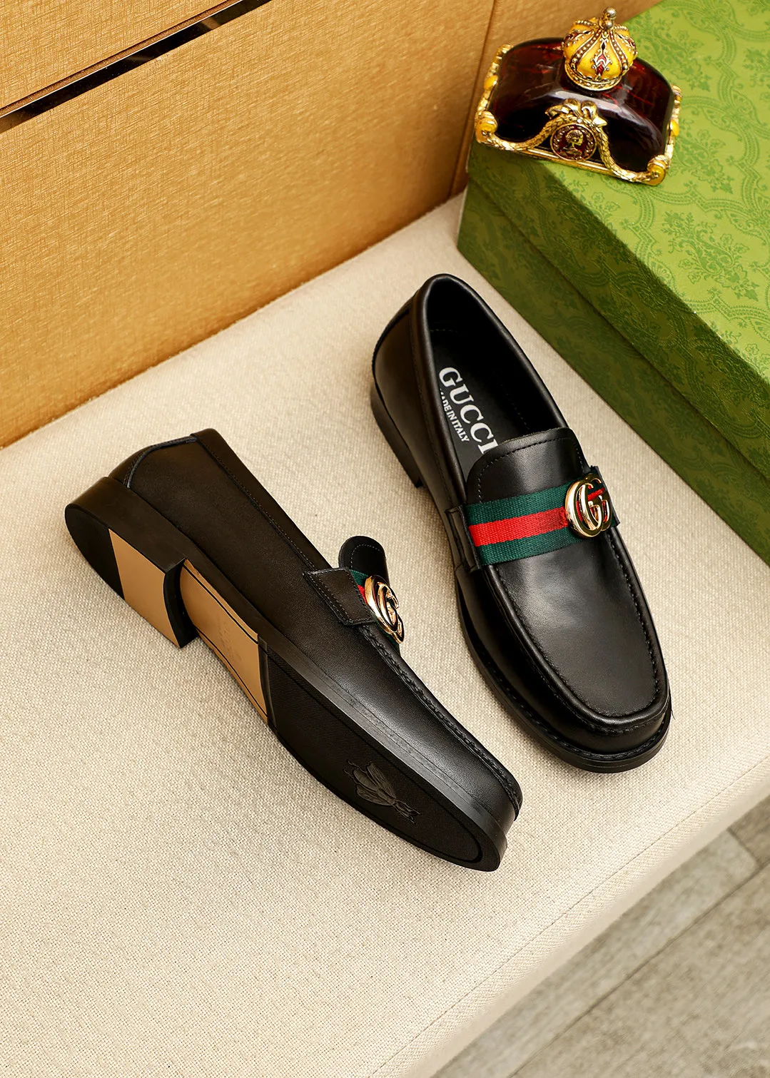 Men's shoes 💰480 💐 Product trademark: GUCCI "Gucci" casual leather shoes Regular size: 38-44 (45.46🉑️customized) Product materials: Selected imported first-layer calfskin upper + luxury hardware buckle, imported water-dyed cow leather lining. Strong three-dimensional visual effect, original outsole color: 2 colors available